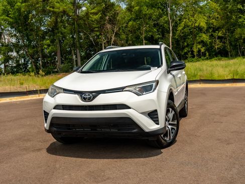 Used 2018 Toyota RAV4 LE w/ All Weather Liner Package FWD image 1