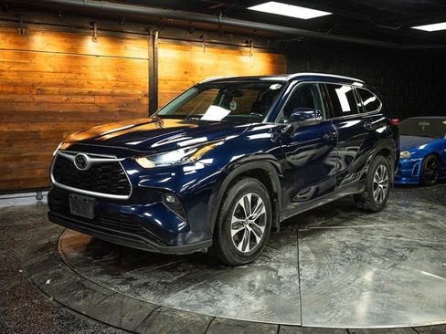 Used 2022 Toyota Highlander XLE image 2
