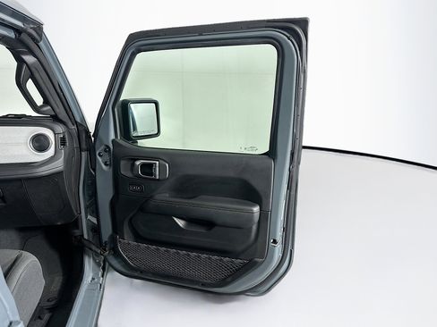 Used 2025 Jeep Wrangler Sahara image 32