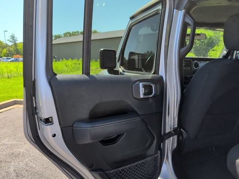 Used 2019 Jeep Wrangler Unlimited Sahara AWD/4WD image 31