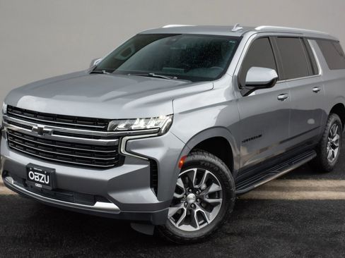 Used 2021 Chevrolet Suburban LT image 2