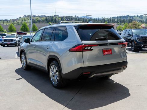 Used 2024 Toyota Grand Highlander AWD image 5