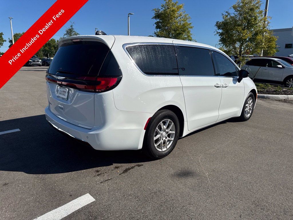 Used 2026 Chrysler Pacifica Select FWD image 5