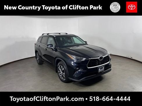 Used 2023 Toyota Highlander XLE AWD/4WD image 1