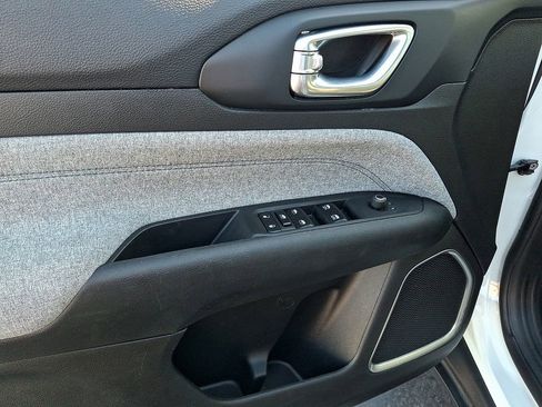 Used 2024 Jeep Compass Latitude image 12