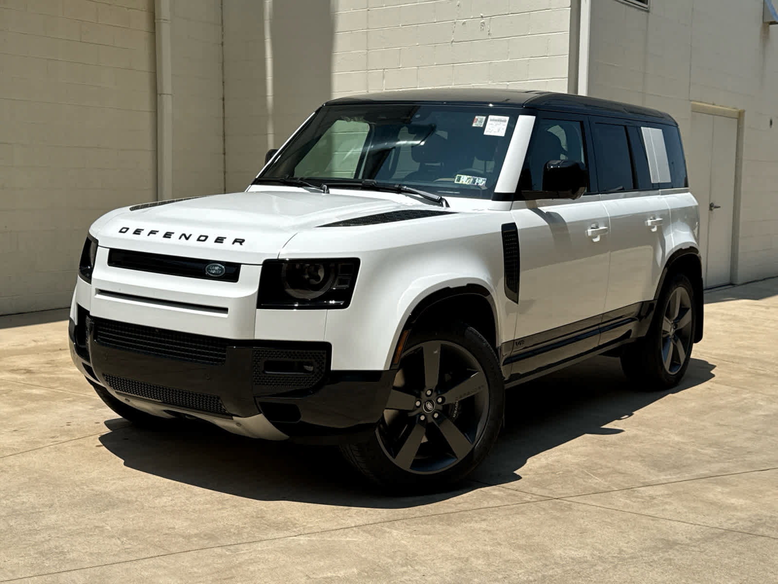 Used 2025 Land Rover Defender 110 V8 AWD/4WD image 1