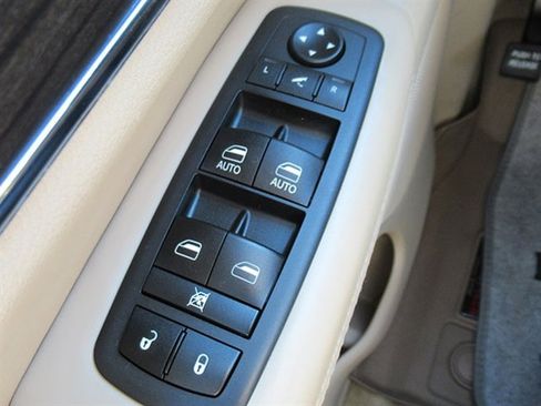 Used 2019 Jeep Grand Cherokee Overland AWD/4WD image 29