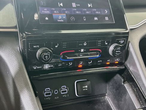 Used 2023 Jeep Grand Cherokee Altitude AWD/4WD image 15