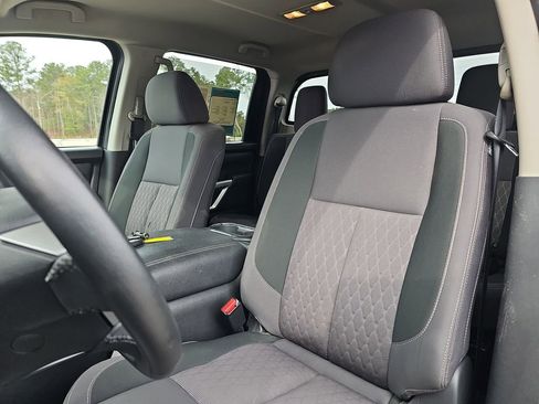 Used 2024 Nissan Titan SV w/ SV Convenience Package image 19