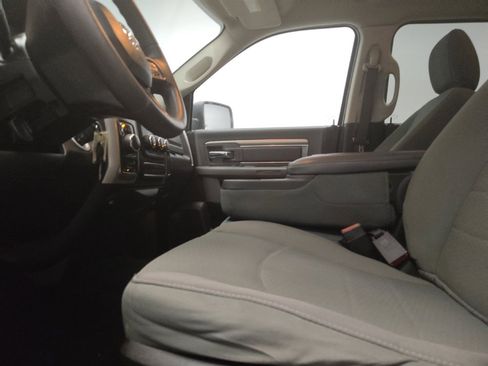 Used 2019 RAM 1500 Classic SLT AWD/4WD image 17