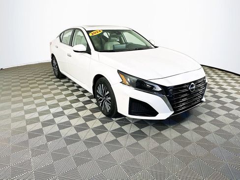 Certified 2024 Nissan Altima 2.5 SV w/ SV Premium Package AWD/4WD image 3