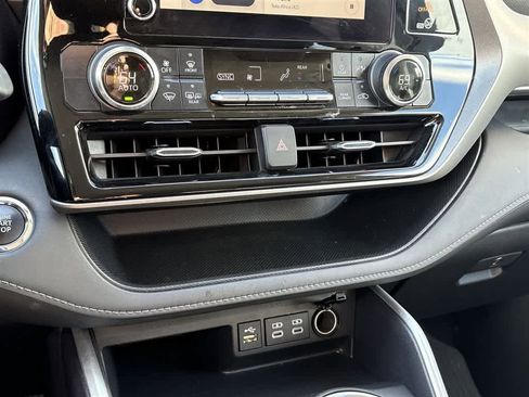Used 2023 Toyota Highlander LE FWD image 17