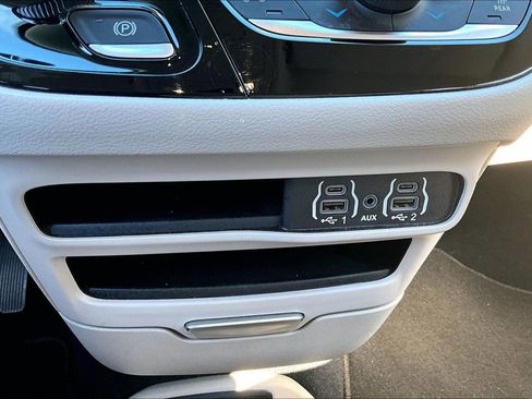 Used 2024 Chrysler Pacifica Touring-L image 14