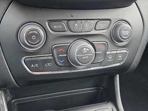 Certified 2023 Jeep Cherokee Altitude Lux w/ Lux Elite Package AWD/4WD image 28