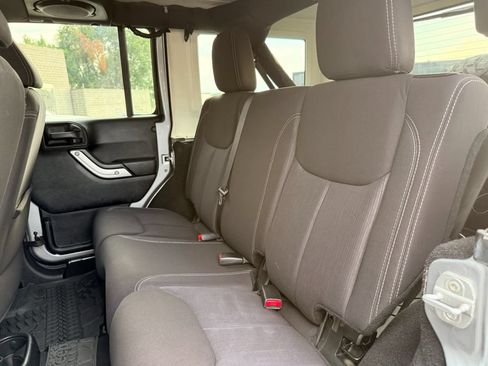 Used 2013 Jeep Wrangler Unlimited Rubicon w/ Connectivity Group AWD/4WD image 19