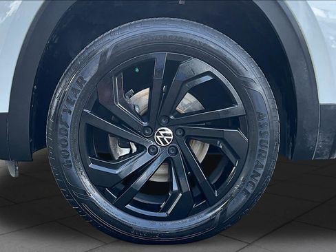 Used 2023 Volkswagen Atlas SE w/ Black Wheel Package FWD image 11
