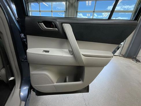 Used 2013 Toyota Highlander Plus image 22