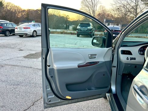 Used 2011 Toyota Sienna XLE image 8