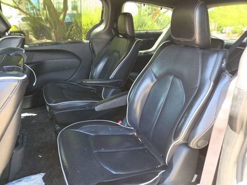 Used 2021 Chrysler Pacifica Limited w/ Uconnect Theater Family Group FWD image 6