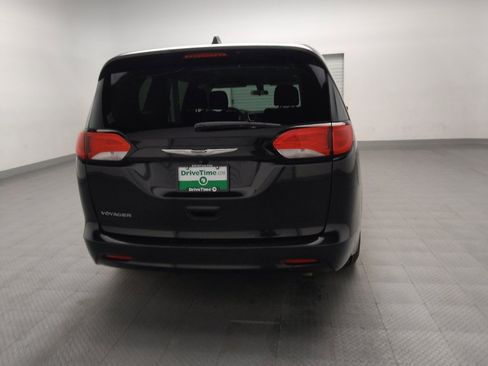 Used 2022 Chrysler Voyager LX image 7