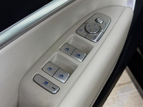 Used 2025 Genesis G70 2.5T RWD image 21
