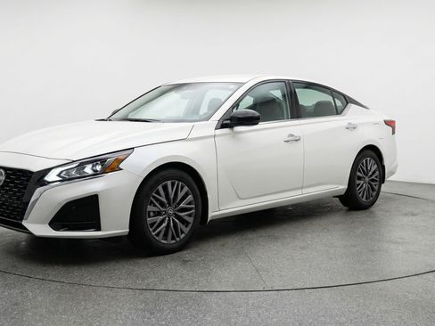 Used 2025 Nissan Altima 2.5 SV FWD image 3