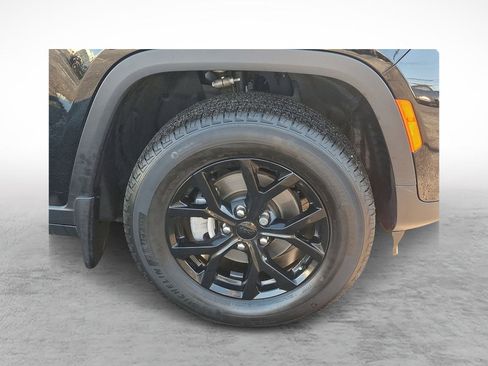 Used 2025 Jeep Grand Cherokee Altitude image 9