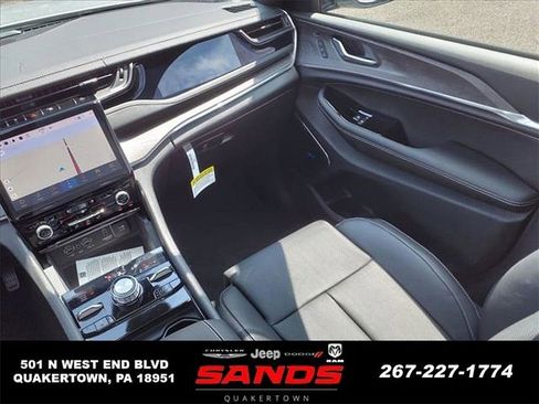New 2023 Jeep Grand Cherokee Overland w/ Luxury Tech Group IV AWD/4WD image 14