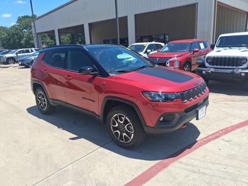 Used 2025 Jeep Compass Trailhawk AWD/4WD image 6