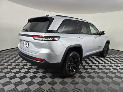 New 2025 Jeep Grand Cherokee Altitude image 4