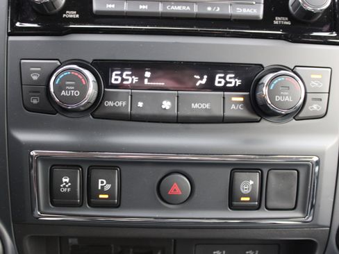 Certified 2024 Nissan Titan SV w/ SV Convenience Package image 18