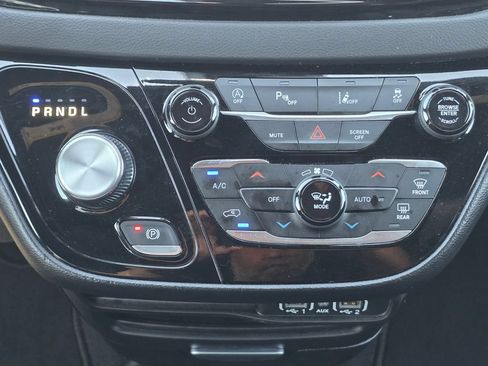 Used 2025 Chrysler Pacifica Select FWD image 16