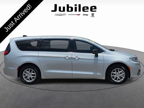 Used 2024 Chrysler Pacifica Touring-L FWD image 37