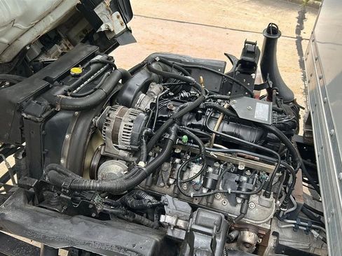 Used 2018 Isuzu NPR RWD image 23