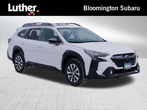 Used 2025 Subaru Outback Premium image 1