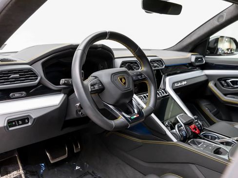 Used 2022 Lamborghini Urus image 2
