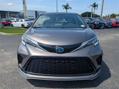 Used 2022 Toyota Sienna XSE image 9