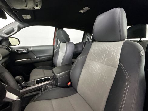 Used 2022 Toyota Tacoma TRD Sport w/ Technology Package RWD image 3