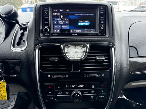 Used 2015 Chrysler Town & Country Touring image 25