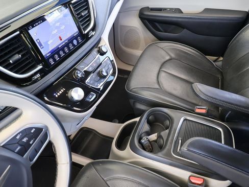 Used 2017 Chrysler Pacifica Limited w/ UConnect Theater Package image 44