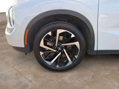 Used 2024 Mitsubishi Outlander SE image 29