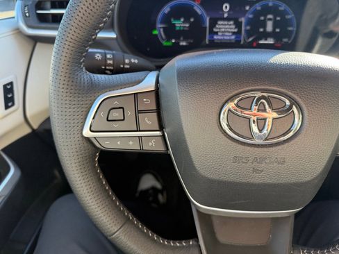 Used 2025 Toyota Sienna Platinum image 19