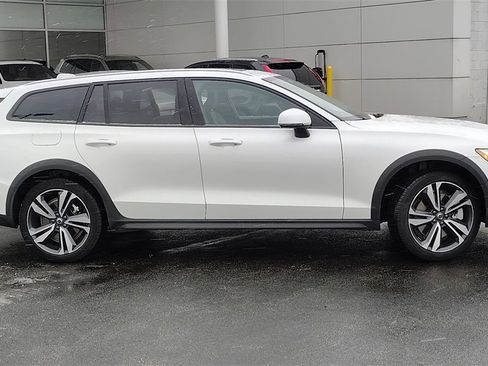 Certified 2025 Volvo V60 B5 Cross Country Plus image 2