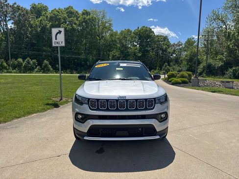 Used 2024 Jeep Compass Limited AWD/4WD image 2