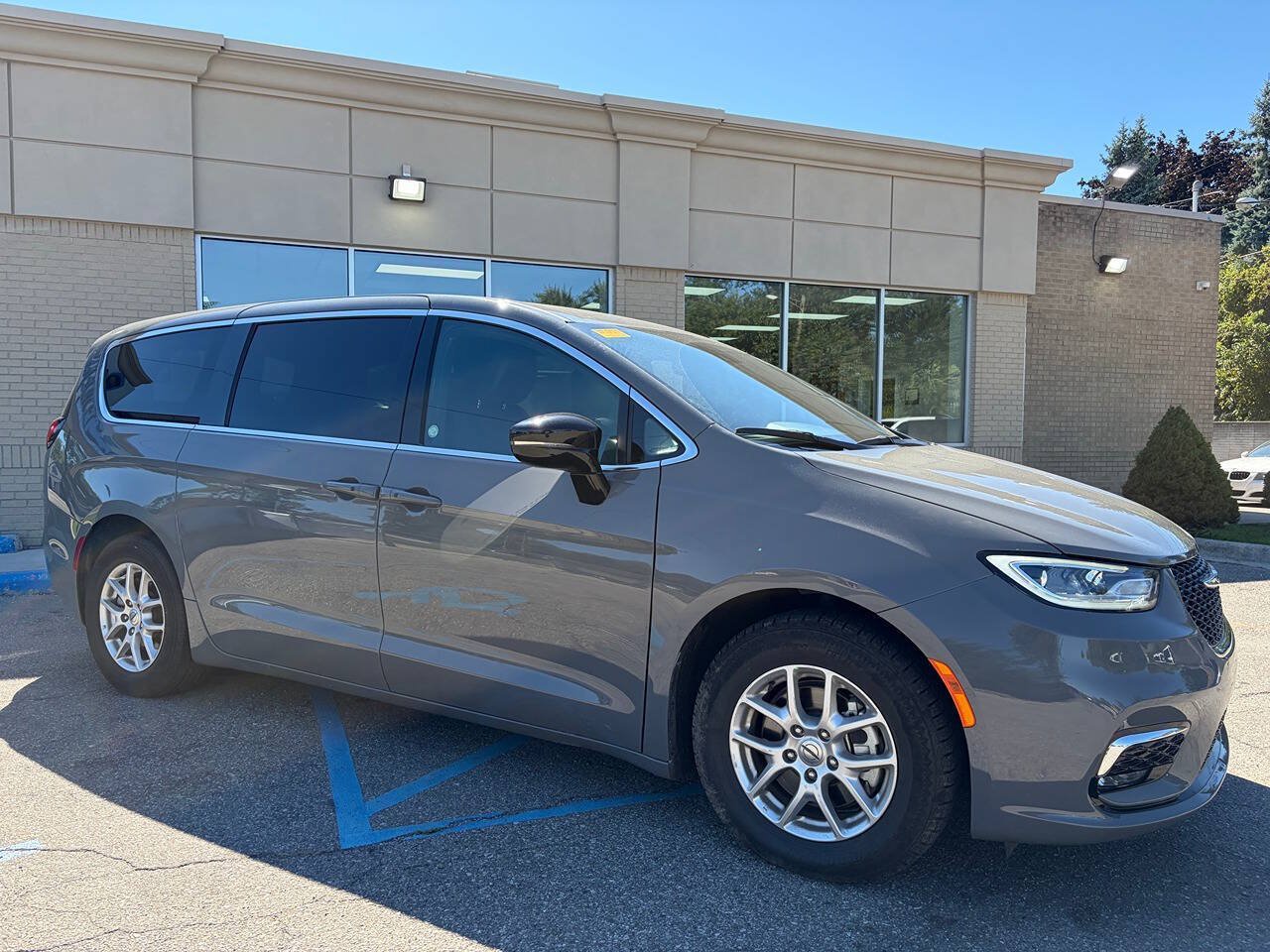 Used 2025 Chrysler Pacifica Select FWD image 3