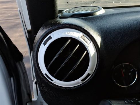 Used 2015 Jeep Wrangler Unlimited Sahara image 18