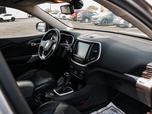 Used 2018 Jeep Cherokee Trailhawk AWD/4WD image 30