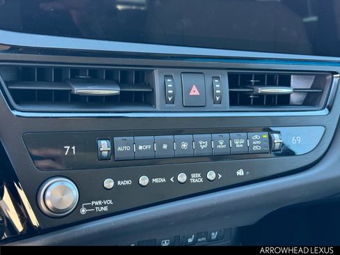 Used 2025 Lexus ES 300h w/ Luxury Package image 29