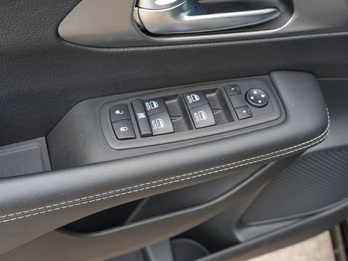 Used 2025 Chrysler Pacifica Select FWD image 17