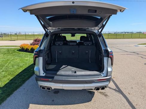 Used 2026 Chevrolet Traverse LT AWD/4WD image 11
